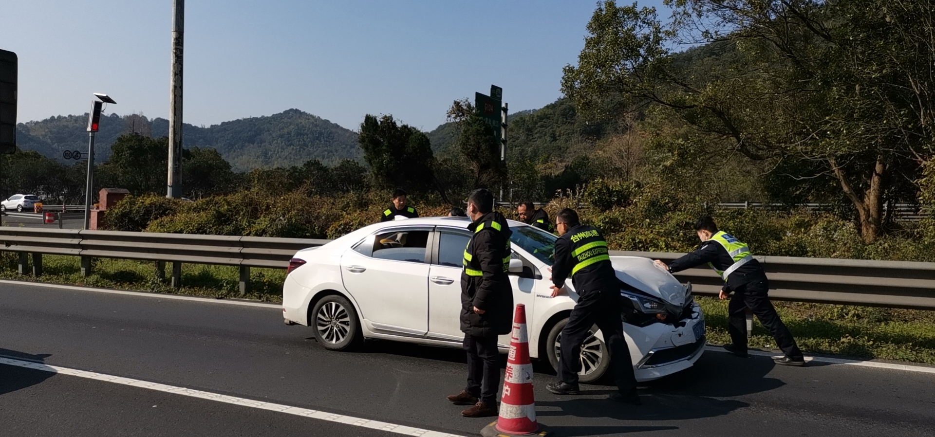 1644304541495104.jpg 2月5日二車追尾事故車現(xiàn)場毛洪迅.jpg