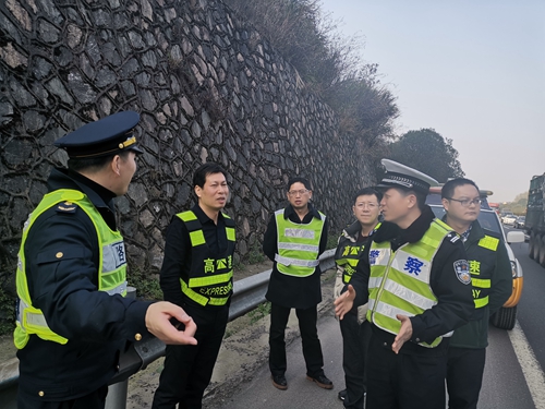 20190424道路、隧道安全組對(duì)沿線開展節(jié)前暨防汛防臺(tái)安全檢查 圖為檢查組一行對(duì)高邊坡進(jìn)行安全檢查_副本.jpg