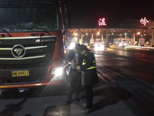 20190315圖為楊相暖幫助司機(jī)解疑1_副本_副本.jpg