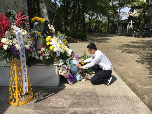 圖為敬獻鮮花(夏蓮萍攝)_副本.jpg