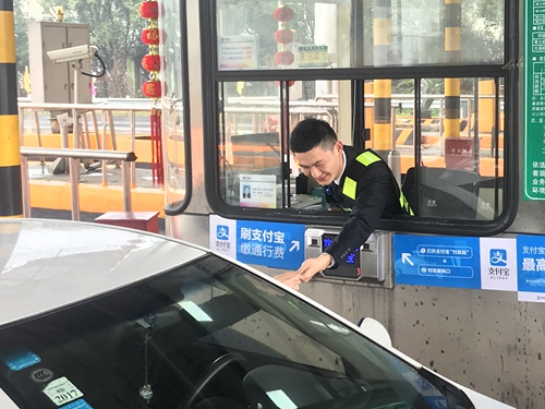 20190220圖為崔曉亮在收費(fèi)_副本.jpg