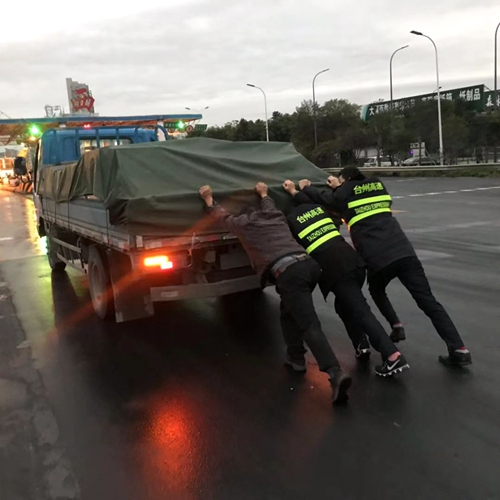 20190111圖為收費員一起推車的場面_副本.jpg