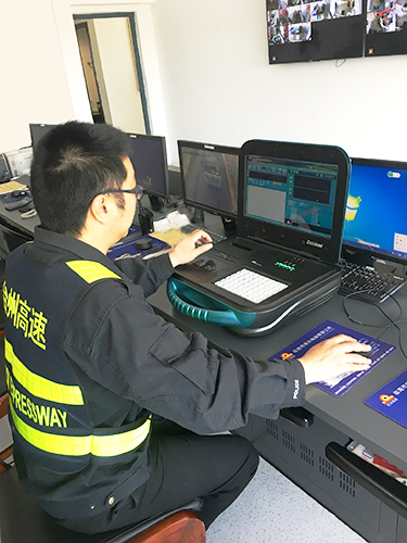 工作人員在安裝便攜機(jī)系統(tǒng).jpg